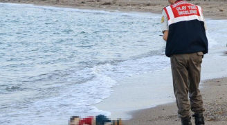 ​Xót xa: Thêm một bé trai sơ sinh chết thảm trên hành trình di cư