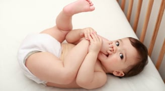 Cách thay bỉm cho bé sơ sinh 'chuẩn không cần chỉnh'