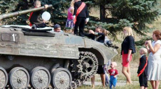 Kì lạ: Những ông bố có sở thích lái xe tăng...đưa con đi học