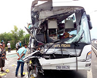 Xe khách đâm xe tải, hơn 40 người thoát chết trong gang tấc