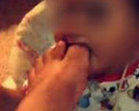 Phẫn nộ: Cô gái trẻ đưa ngón chân vào miệng em bé 7 tháng tuổi