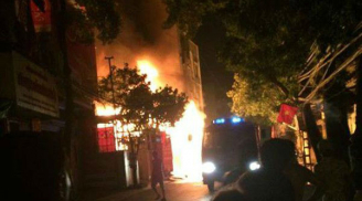 Giải cứu hơn 10 học sinh bị mắc kẹt trong đám cháy lớn ở Hà Đông