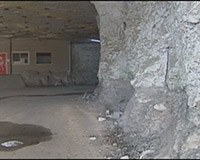 Mẹ nhẫn tâm vứt bỏ hai con nhỏ đói rét trong hang động bỏ hoang