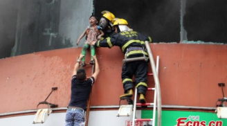 Kinh hoàng clip lính cứu hỏa vứt trẻ em thoát khỏi đám cháy