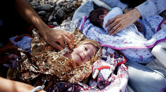 Cặp song sinh 8 tháng tuổi vượt biển tị nạn