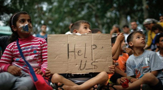 Chùm ảnh: Nỗi tuyệt vọng của trẻ tị nạn không thể lên tàu Hungary