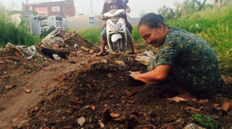 Sau mưa to Sài Gòn, bà cụ 65 tuổi tự tay san đường cho dân đi