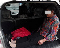Phẫn nộ: Bắt mẹ già ngồi trong cốp xe để nhường chỗ cho cháu ngủ