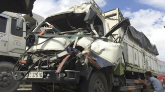 Hàng chục người dân giải cứu tài xế trong chiếc xe tải bẹp dúm