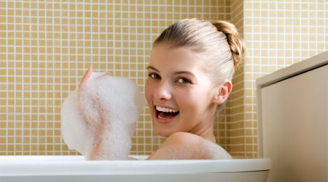 Sai lầm nghiêm trọng trong khi tắm gây hỏng tóc