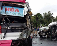 Hai ô tô Việt gặp tai nạn thảm khốc tại Lào, 8 người thương vong