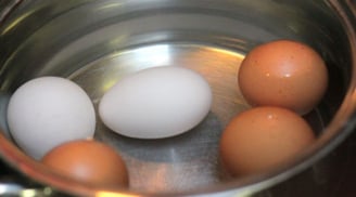 Mẹo vặt hay giúp luộc trứng gà không bị nứt