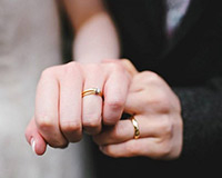 Chiếc nhẫn cưới và vết hằn trắng trên ngón áp út của người vợ