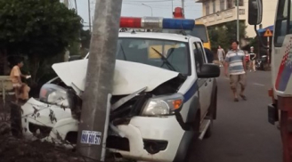Đuổi theo nghi phạm trộm chó, xe CSGT đâm vào cột điện nát đầu