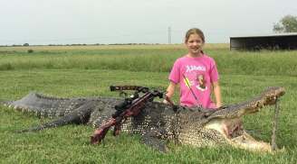 Choáng váng bé gái 10 tuổi một mình hạ gục con cá sấu khổng lồ