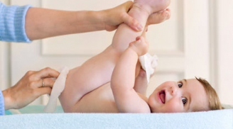 Hiểm họa khôn lường khi dùng khăn ướt lau vùng kín cho con
