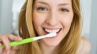 Răng trắng bóng mà không cần kem đánh răng