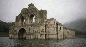 Mexico: Nhà thờ 400 tuổi bỗng nổi lên từ hồ chứa nước