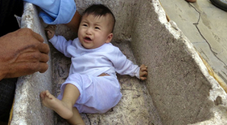 Bé gái 7 tháng tuổi bị bỏ rơi trong thùng xốp bên đường