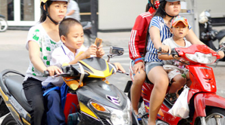 Mách bố mẹ cách chở trẻ bằng xe máy an toàn nhất