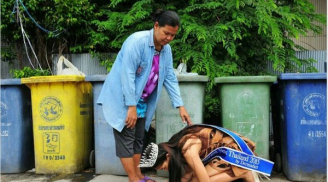 Rơi nước mắt nhìn Hoa hậu Thái Lan quỳ lạy mẹ bán ve chai