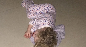 Bé gái nằm ngủ trên sàn bệnh viện 8 tiếng để được gặp bác sĩ