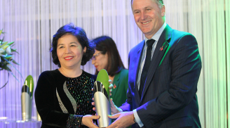 Thủ tướng New Zealand trao giải thưởng cho Tổng Giám Đốc Vinamilk