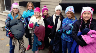 Những đứa trẻ mặc áo khoác cho đèn đường ở Canada