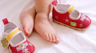 Mẹo vặt hay mẹ nên biết khi mua giày cho bé