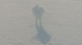 Hành khách trên máy bay chụp được ảnh robot khổng lồ đi trên mây