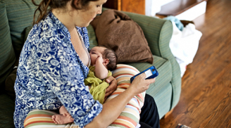 Trẻ chậm phát triển nếu mẹ thường dùng điện thoại khi cho con bú