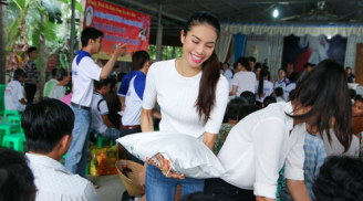 Hoa hậu Phạm Hương giản dị đi trao quà Tết cho người nghèo