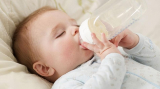 Con tử vong khi mẹ cho con uống sữa mẹ pha với nước