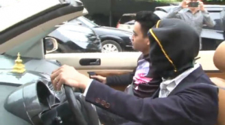 Thanh niên trùm kín mặt lái xe mui trần ở Hà Nội 'làm ảo thuật'