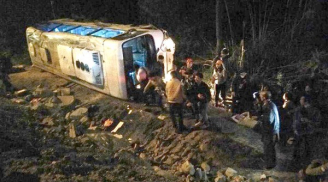 Xe khách đi chùa lật ngửa, 34 hành khách gặp nạn