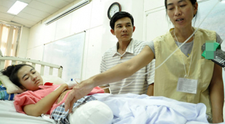 Bệnh viện hứa có trách nhiệm lâu dài với nữ sinh bị cưa mất chân