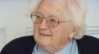 Cụ bà 91 tuổi nhận bằng tiến sĩ