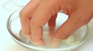 Không cần dùng acetone độc hại bạn vẫn có thể làm sạch móng tay