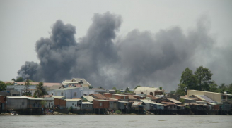 Lửa bốc cháy ngùn ngụt ở chợ Biên Hòa