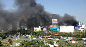 Cháy lớn gần sân bay Tân Sơn Nhất, nhiều người hoảng loạn