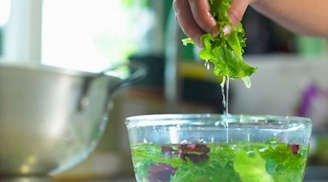 Ngâm rau quả bằng nước muối có khử hết hóa chất không?