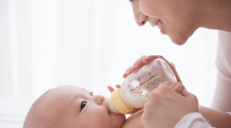 3 lưu ý 'sống còn' khi pha sữa công thức cho bé