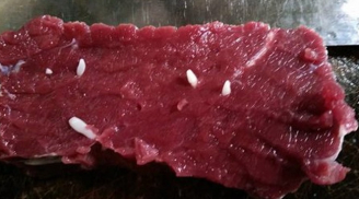 Xôn xao thịt bò chứa vật lạ 'trắng ởn' nghi là nang sán