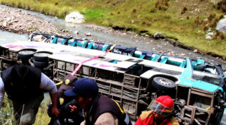 Xe buýt lao vào xe tải, 25 người thương vong
