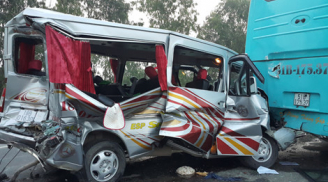 Xe du lịch đi lễ đền gặp tai nạn, 11 người nhập viện