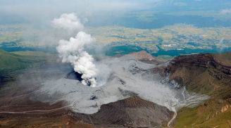 Núi lửa tại Nhật Bản phun trào sau động đất kinh hoàng