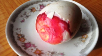 Nghệ An:Kinh hãi phát hiện trứng có màu hồng lạ sau khi luộc chín
