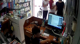 Người lớn đánh lạc hướng để cậu bé trộm điện thoại trong cửa hàng