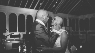Xúc động cô dâu cạo trọc trong lễ cưới để động viên chồng ung thư