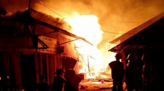 Chợ cũ cháy lớn trong đêm, hàng chục gia đình mất nhà cửa